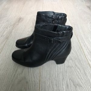 Clarks Women Ankle Boots EUC